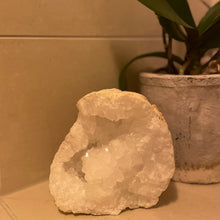 Load image into Gallery viewer, "CHARLIE" QUARTZ GEODE - The Stone of Intention - 1,5 KG
