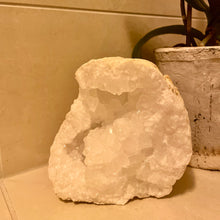 Load image into Gallery viewer, "CHARLIE" QUARTZ GEODE - The Stone of Intention - 1,5 KG