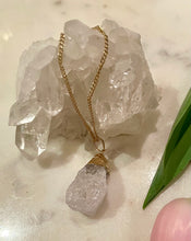 Load image into Gallery viewer, RAW CLEAR QUARTZ CRYSTAL JEWELRY, 18 CARAT GOLD COATING, 1,2 - 1,5 cm