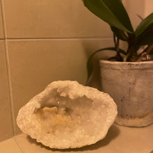 Load image into Gallery viewer, "JULIA" QUARTZ GEODE - The Stone of Intention - 1,25 KG