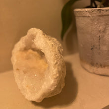 Load image into Gallery viewer, "JULIA" QUARTZ GEODE - The Stone of Intention - 1,25 KG