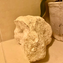 Load image into Gallery viewer, "PAULINE" QUARTZ GEODE - The Stone of Intention. 1,9 kg,