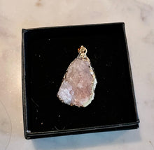 Load image into Gallery viewer, NATUTAL AGATE CRYSTAL PENDANT WITH GOLDEN COATING, 2cm