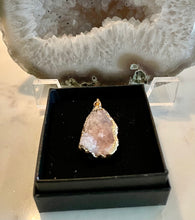 Load image into Gallery viewer, NATUTAL AGATE CRYSTAL PENDANT WITH GOLDEN COATING, 2cm