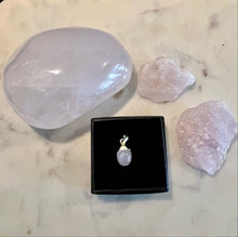 Load image into Gallery viewer, ROSE QUARTZ , CRYSTEL JEWELRY PENDANT, GOLD COATING 1,2cm