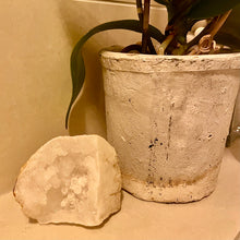 Load image into Gallery viewer, &quot;CELIA&quot; QUARTZ GEODE - The Stone of Intention - 0,3 KG
